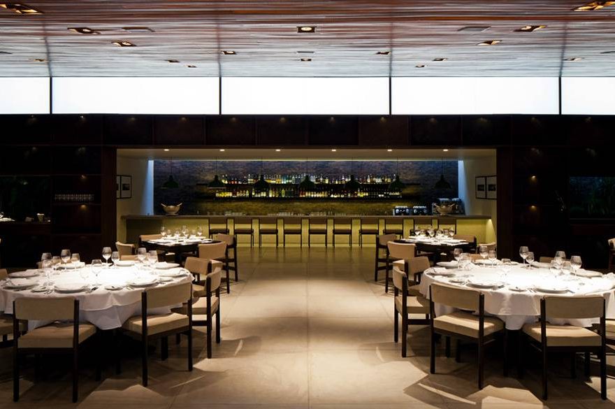 O restaurante da rede paulistana <a href="https://fasano.com.br/" target="_blank">Fasano</a> se consagrou no <a href="https://viajeaqui.abril.com.br/cidades/br-rj-rio-de-janeiro" target="_blank">Rio</a>, primeiro com uma unidade em Ipanema e depois com esta bela e concorrida filial. A casa fica no pedaço da <a href="https://viajeaqui.abril.com.br/estabelecimentos/br-rj-rio-de-janeiro-atracao-praia-da-barra-barra-da-tijuca" target="_blank">Barra</a> conhecido como Jardim Oceânico (onde os prédios baixos e o comércio de rua predominam). Entre o salão e a cozinha, janelas de vidro permitem espiar o preparo das massas artesanais, presentes em receitas como ravióli de vitela ao molho funghi. <em>Avenida Erico Verissimo, 190 (Barra da Tijuca), 2484-9455</em> O restaurante da rede paulistana <a href="https://fasano.com.br/" target="_blank">Fasano</a> se consagrou no <a href="https://viajeaqui.abril.com.br/cidades/br-rj-rio-de-janeiro" target="_blank">Rio</a>, primeiro com uma unidade em Ipanema e depois com esta bela e concorrida filial. A casa fica no pedaço da <a href="https://viajeaqui.abril.com.br/estabelecimentos/br-rj-rio-de-janeiro-atracao-praia-da-barra-barra-da-tijuca" target="_blank">Barra</a> conhecido como Jardim Oceânico (onde os prédios baixos e o comércio de rua predominam). Entre o salão e a cozinha, janelas de vidro permitem espiar o preparo das massas artesanais, presentes em receitas como ravióli de vitela ao molho funghi. <em>Avenida Erico Verissimo, 190 (Barra da Tijuca), 2484-9455</em>