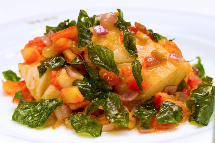 <a href="https://viajeaqui.abril.com.br/estabelecimentos/br-rj-rio-de-janeiro-restaurante-gero " rel="Gero (Rio de Janeiro)"><strong>Gero</strong></a><strong> (Rio de Janeiro)</strong><br /> <br /> A casa italiana estrelada pelo GUIA QUATRO RODAS vai oferecer o <strong>Baccalá Alla Romana </strong>(R$ 126), um filé de bacalhau, uvas passas, pinoli e tomate concassé <em>(foto)</em>, criado pelo chef Salvatore Loi. A sobremesa é um <strong>suflê de chocolate </strong>com crosta crocante e sorvete de baunilha (R$ 35), que contém ingredientes típicos da Páscoa <a href="https://viajeaqui.abril.com.br/estabelecimentos/br-rj-rio-de-janeiro-restaurante-gero " rel="Gero (Rio de Janeiro)"><strong>Gero</strong></a><strong> (Rio de Janeiro)</strong><br /> <br /> A casa italiana estrelada pelo GUIA QUATRO RODAS vai oferecer o <strong>Baccalá Alla Romana </strong>(R$ 126), um filé de bacalhau, uvas passas, pinoli e tomate concassé <em>(foto)</em>, criado pelo chef Salvatore Loi. A sobremesa é um <strong>suflê de chocolate </strong>com crosta crocante e sorvete de baunilha (R$ 35), que contém ingredientes típicos da Páscoa