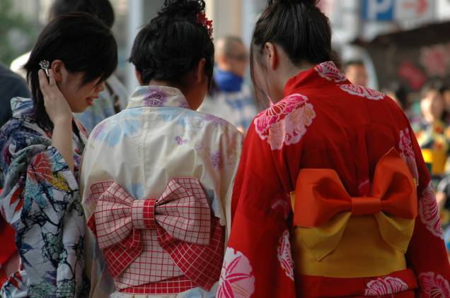 <strong>Yukata</strong> Quando o calor chega, os quimonos de inverno são deixados de lado por versões mais simples e leves, o yukata. Crianças, idosos e meninas o vestem principalmente durante os festivais de verão <strong>Yukata</strong> Quando o calor chega, os quimonos de inverno são deixados de lado por versões mais simples e leves, o yukata. Crianças, idosos e meninas o vestem principalmente durante os festivais de verão