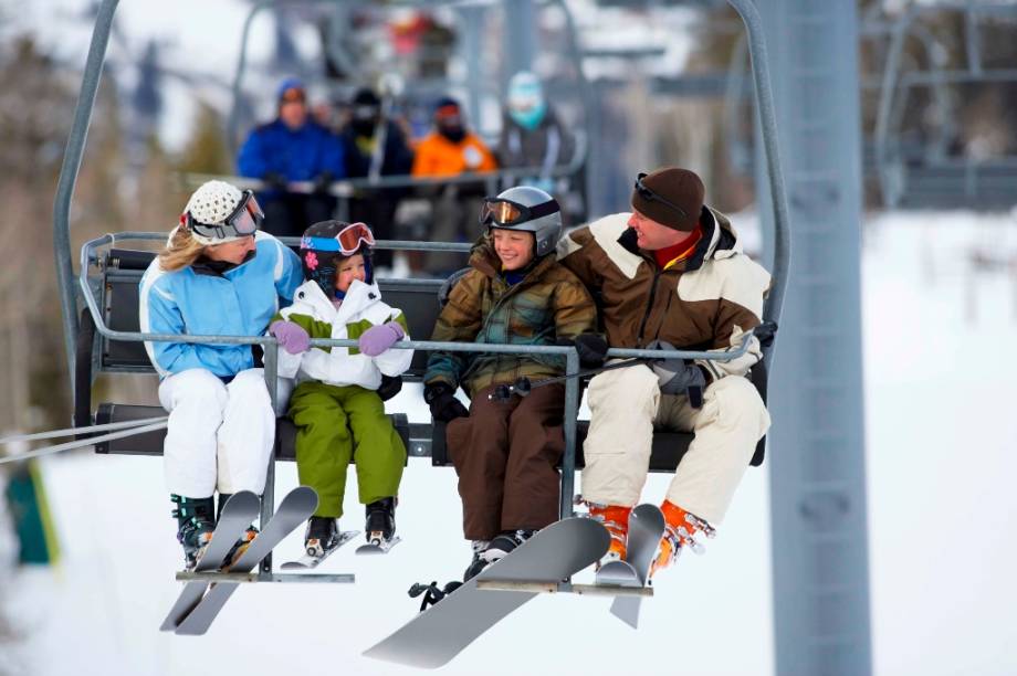 Você é daqueles que se contenta com uns parcos flocos de neve no inverno brasileiro ou quer ver neve de verdade? E que tal incluir no pacote sopas fumegantes, um cremoso fondue de queijo, uma lareira crepitante e um chocolate quente em ebulição? E já que estamos neste clima, porque não arriscar uma descida montanha abaixo sobre esquis? Nunca este esporte foi tão acessível ao brasileiro como agora. Claro que o dólar alto não contribui, mas destinos como <a href="https://viajeaqui.abril.com.br/cidades/ar-bariloche" rel="Bariloche" target="_blank">Bariloche</a>, <a href="https://viajeaqui.abril.com.br/cidades/ar-las-lenas" rel="Las Leñas " target="_blank">Las Leñas </a>e <a href="https://viajeaqui.abril.com.br/cidades/chile-valle-nevado" rel="Valle Nevado " target="_blank">Valle Nevado </a>estão ao alcance de todos, seja você classe A, B ou C. Muitas agências já estão oferecendo pacotes atrativos que incluem não só passagem aérea e hospedagem, mas também aulas de esqui, aluguel de equipamento e aulas com instrutor. Se você nunca embarcou neste tipo de viagem antes, o viajeaqui traz para você o caminho das pedras Você é daqueles que se contenta com uns parcos flocos de neve no inverno brasileiro ou quer ver neve de verdade? E que tal incluir no pacote sopas fumegantes, um cremoso fondue de queijo, uma lareira crepitante e um chocolate quente em ebulição? E já que estamos neste clima, porque não arriscar uma descida montanha abaixo sobre esquis? Nunca este esporte foi tão acessível ao brasileiro como agora. Claro que o dólar alto não contribui, mas destinos como <a href="https://viajeaqui.abril.com.br/cidades/ar-bariloche" rel="Bariloche" target="_blank">Bariloche</a>, <a href="https://viajeaqui.abril.com.br/cidades/ar-las-lenas" rel="Las Leñas " target="_blank">Las Leñas </a>e <a href="https://viajeaqui.abril.com.br/cidades/chile-valle-nevado" rel="Valle Nevado " target="_blank">Valle Nevado </a>estão ao alcance de todos, seja você classe A, B ou C. Muitas agências já estão oferecendo pacotes atrativos que incluem não só passagem aérea e hospedagem, mas também aulas de esqui, aluguel de equipamento e aulas com instrutor. Se você nunca embarcou neste tipo de viagem antes, o viajeaqui traz para você o caminho das pedras