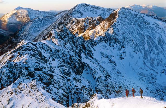 <strong>1. <a href="https://viajeaqui.abril.com.br/paises/noruega" rel="Aonach Eagach, Noruega" target="_blank">Aonach Eagach, Noruega</a></strong>Lar mítico dos clãs gaélicos, berço do guerreiro imortal Connor MacLeod no filme Highlander, as terras altas escocesas guardam caminhos de fazer tremerem os mortais. Por isso mesmo, os mais radicais adoram o rochoso AONACH EAGACH, no vilarejo de Glencoe. São quase 10 quilômetros de caminhada ao longo de trilhas estreitas e íngremes, 950 metros acima de perigosas ravinas. Uma combinação perfeita entre adrenalina e paisagem espetacular <strong>1. <a href="https://viajeaqui.abril.com.br/paises/noruega" rel="Aonach Eagach, Noruega" target="_blank">Aonach Eagach, Noruega</a></strong>Lar mítico dos clãs gaélicos, berço do guerreiro imortal Connor MacLeod no filme Highlander, as terras altas escocesas guardam caminhos de fazer tremerem os mortais. Por isso mesmo, os mais radicais adoram o rochoso AONACH EAGACH, no vilarejo de Glencoe. São quase 10 quilômetros de caminhada ao longo de trilhas estreitas e íngremes, 950 metros acima de perigosas ravinas. Uma combinação perfeita entre adrenalina e paisagem espetacular