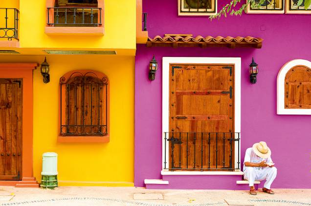 Uma das raras ruas coloridas de Puerto Vallarta Uma das raras ruas coloridas de Puerto Vallarta