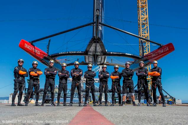 A tripulação da atual campeã, a equipe Oracle Team USA, com sua embarcação A tripulação da atual campeã, a equipe Oracle Team USA, com sua embarcação