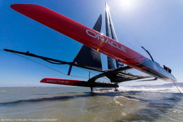 Os novos catamarãs da classe AC72 possuem hidrofoils e velas wingsail que podem impulsionar os barcos a mais de 50 milhas por hora Os novos catamarãs da classe AC72 possuem hidrofoils e velas wingsail que podem impulsionar os barcos a mais de 50 milhas por hora