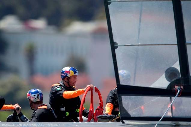 As tripulações das embarcações da Americas Cup sempre contam alguns dos melhores velejadores do mundo, como o tetracampeão olímpico Ben Ainslie, Russell Coutts, o falecido campeão Peter Blake e Torben Grael, tático do sindicato italiano Luna Rossa na edição de 2000 As tripulações das embarcações da Americas Cup sempre contam alguns dos melhores velejadores do mundo, como o tetracampeão olímpico Ben Ainslie, Russell Coutts, o falecido campeão Peter Blake e Torben Grael, tático do sindicato italiano Luna Rossa na edição de 2000