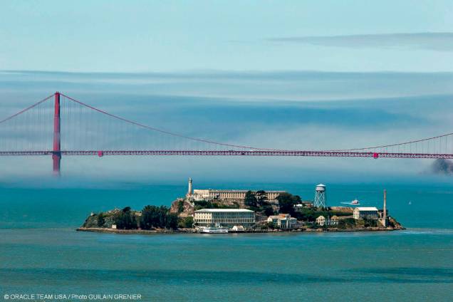 Baía de San Francisco, com a ponte Golden Gate e a ilha de Alcatraz em primeiro plano Baía de San Francisco, com a ponte Golden Gate e a ilha de Alcatraz em primeiro plano