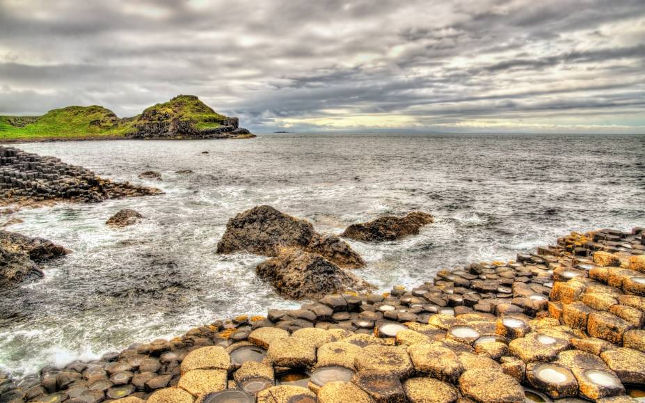 Considerada o mais belo cartão postal da Irlanda do Norte, a Giants Causeway é tombada como Patrimônio Mundial da Humanidade pela Unesco desde 1986. Considerada o mais belo cartão postal da Irlanda do Norte, a Giants Causeway é tombada como Patrimônio Mundial da Humanidade pela Unesco desde 1986.