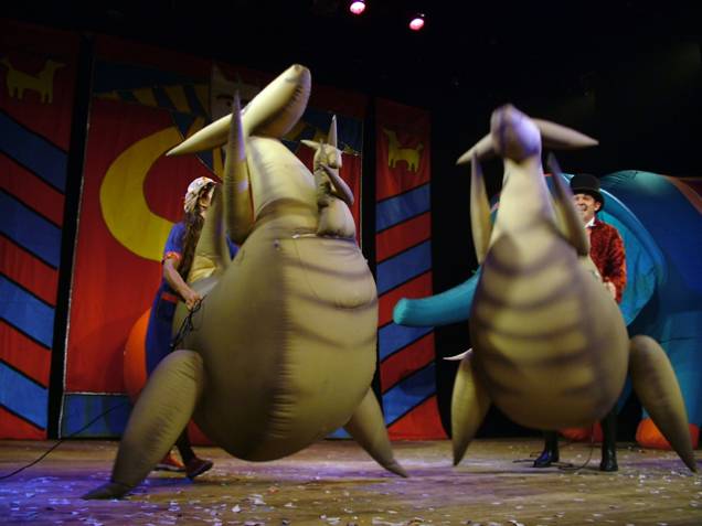 Cangurus infláveis gigantes da peça <em>Gigantes de ar</em> Cangurus infláveis gigantes da peça <em>Gigantes de ar</em>