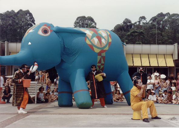 Elefante azul é um dos animais infláveis da peça <em>Gigantes de ar</em> Elefante azul é um dos animais infláveis da peça <em>Gigantes de ar</em>