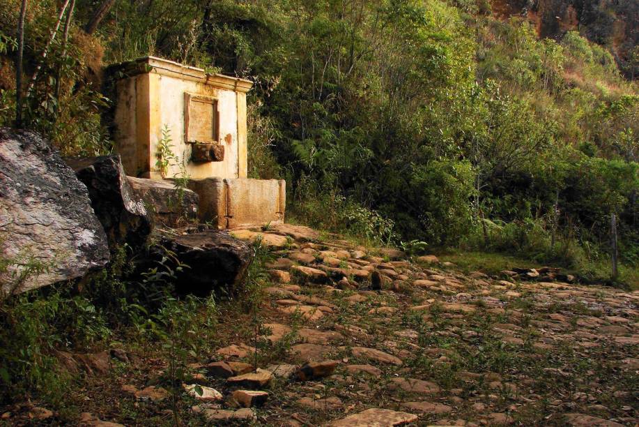 O vilarejo que também é chamado de Casa Branca é um dos mais antigos distritos de Ouro Preto. Ele foi ponto fundamental de passagem dos bandeirantes, cujo marco histórico é o chafariz de Dom Rodrigo (foto), construído em 1782 por ordem do governador e capitão da época, Dom Rodrigo de Menezes. As Guerras dos Emboabas, por posse das terras mineiras, ocorreram bem ali, em suas estradas.