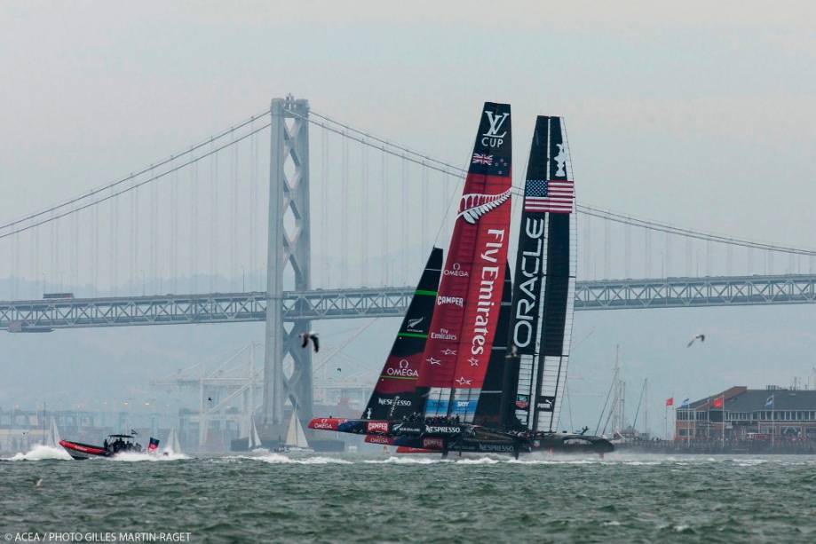 As regatas da Americas Cup passam ao largo da ponte suspensa Oakland-San Francisco