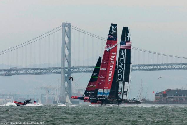 As regatas da Americas Cup passam ao largo da ponte suspensa Oakland-San Francisco As regatas da Americas Cup passam ao largo da ponte suspensa Oakland-San Francisco