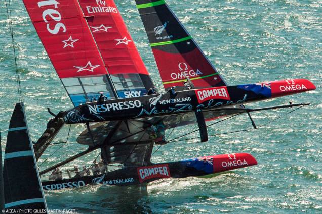 O barco Emirates Team New Zealand quase capota em manobra durante a regata 8 da Americas Cup 2013 O barco Emirates Team New Zealand quase capota em manobra durante a regata 8 da Americas Cup 2013