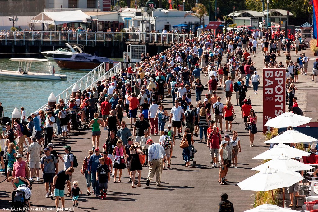 O p&uacute;blico tem lotado as &aacute;reas junto aos p&iacute;eres de San Francisco