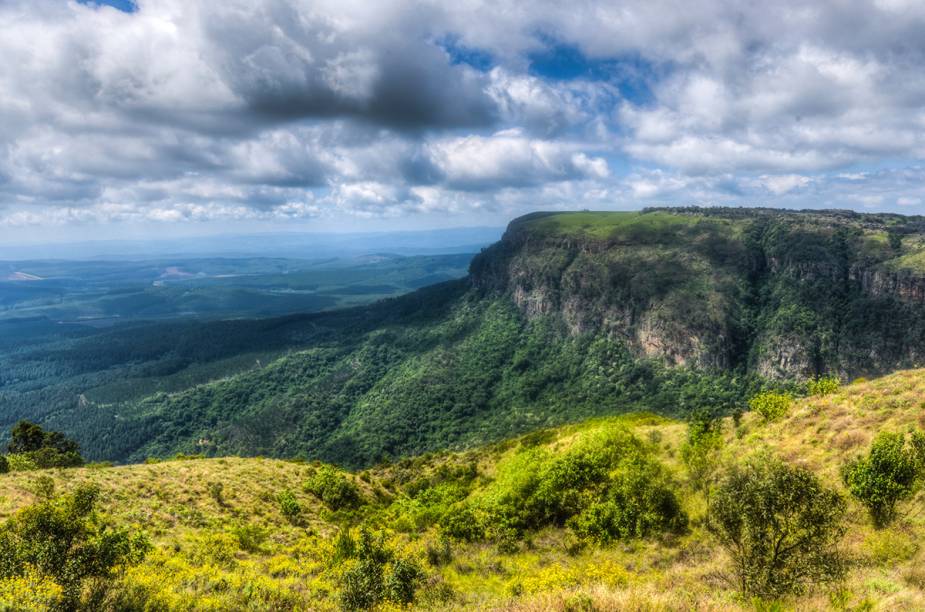 <a href="https://viajeaqui.abril.com.br/paises/africa-do-sul" rel="ÁFRICA DO SUL " target="_blank"><strong>ÁFRICA DO SUL </strong></a>Antes de ir, porém, é necessário saber que, assim como o <a href="https://viajeaqui.abril.com.br/paises/brasil" rel="Brasil" target="_blank">Brasil</a>, a terra de Nelson Mandela apresenta níveis altíssimos de violência urbana. Cidades como <a href="https://viajeaqui.abril.com.br/cidades/africa-do-sul-johannesburgo" rel="Joanesburgo" target="_blank">Joanesburgo</a>, <a href="https://viajeaqui.abril.com.br/cidades/africa-do-sul-durban" rel="Durban" target="_blank">Durban</a> e, em menor escala, <a href="https://viajeaqui.abril.com.br/cidades/africa-do-sul-cidade-do-cabo" rel="Cidade do Cabo" target="_blank">Cidade do Cabo</a> tem alto número de assaltos e estupros contra mulheres. A filosofia de conciliação e paz de Madiba, infelizmente, ainda não se disseminou totalmente pela nação arco-íris.