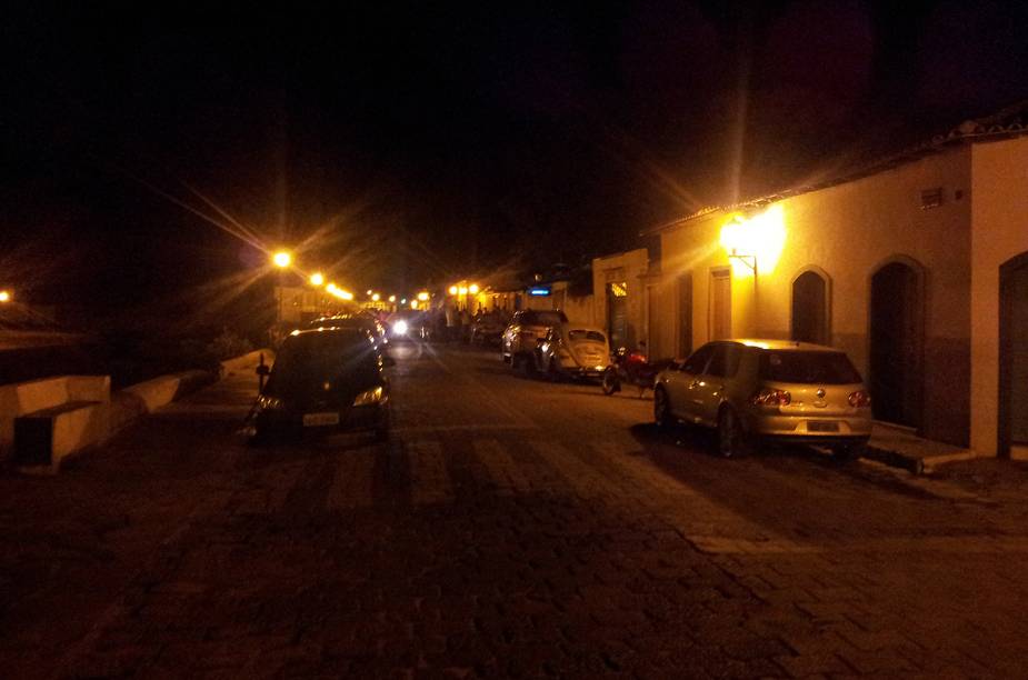 Rua que margeia o Rio Vermelho, em Goiás (GO)