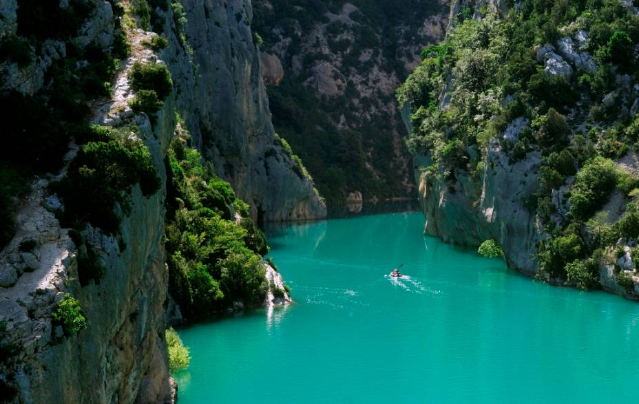 <strong>Gorges du Verdon, França</strong>    O cânion do rio Verdon, no sul da <a href="https://viajeaqui.abril.com.br/paises/franca" rel="França" target="_blank">França</a>, é um dos mais cênicos da Europa, serpenteando por paredões verticais que atraem excursionistas, canoístas e escaladores de todo o mundo. Seja você praticante ou não desses esportes, as paisagens do desfiladeiro e do lago Sainte-Croix são arrebatadores