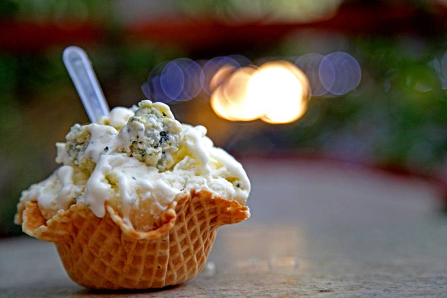 <strong>Stuppendo</strong><br /> <br /> A casa, comandada pelo chef Edu Guedes, tem mais de 40 sabores de sorvetes - a oferta de sabores muda todos dos dias. Para quem quer experimentar alguns exóticos, há o <strong>gorgonzola</strong> (foto) – tem um acentuado gosto de queijo –, arroz doce, capim santo com manjericão, ervas finas com tomate cereja, jasmin, parmesão e rosas. <em>Rua Canário, 1321, Moema, São Paulo. Tel (11) 5093-2967, <a href="https://www.stuppendo.com.br" rel="www.stuppendo.com.br" target="_blank">www.stuppendo.com.br</a></em> <strong>Stuppendo</strong><br /> <br /> A casa, comandada pelo chef Edu Guedes, tem mais de 40 sabores de sorvetes - a oferta de sabores muda todos dos dias. Para quem quer experimentar alguns exóticos, há o <strong>gorgonzola</strong> (foto) – tem um acentuado gosto de queijo –, arroz doce, capim santo com manjericão, ervas finas com tomate cereja, jasmin, parmesão e rosas. <em>Rua Canário, 1321, Moema, São Paulo. Tel (11) 5093-2967, <a href="https://www.stuppendo.com.br" rel="www.stuppendo.com.br" target="_blank">www.stuppendo.com.br</a></em>