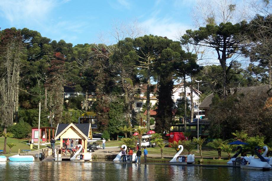 <strong>Gramado (RS)  </strong> Construída por imigrantes europeus, em sua maioria alemães e italianos, Gramado é o principal centro turístico do Rio Grande do Sul. A cidade é famosa pelas construções que têm vários encaixes de madeira à mostra, pela gastronomia de influência europeia, pelas fábricas de chocolate e pela Aldeia do Papai Noel, que é a grande atração do inverno (ainda que o natal esteja a 6 meses de distância). As ruas do centro são uma fofura! Caminhar pela orla do Lago Negro (foto) ou alugar um pedalinho são ótimas opções de passeio a dois se o tempo estiver ensolarado – caso não esteja, a Rua Coberta está protegida das intempéries e é o principal point de comidinhas e compras da cidade. <a href="https://www.booking.com/searchresults.pt-br.html?aid=332455&sid=605c56653290b80351df808102ac423d&sb=1&src=hotel&src_elem=sb&error_url=https%3A%2F%2Fwww.booking.com%2Fhotel%2Fbr%2Fdpny-beach.pt-br.html%3Faid%3D332455%3Bsid%3D605c56653290b80351df808102ac423d%3Bdest_id%3D-646567%3Bdest_type%3Dcity%3Bdist%3D0%3Bgroup_adults%3D2%3Bhapos%3D1%3Bhpos%3D1%3Broom1%3DA%252CA%3Bsb_price_type%3Dtotal%3Bsrepoch%3D1533149557%3Bsrfid%3D4c92de6f9d0a4eed2eb44752fbdddd38d39ff76bX1%3Bsrpvid%3Dd5b284ba91e703b6%3Btype%3Dtotal%3Bucfs%3D1%26%3B&highlighted_hotels=325096&hp_sbox=1&ss=Gramado%2C+Rio+Grande+do+Sul%2C+Brasil&ssne=Ilhabela&ssne_untouched=Ilhabela&checkin_monthday=&checkin_month=&checkin_year=&checkout_monthday=&checkout_month=&checkout_year=&group_adults=2&group_children=0&no_rooms=1&from_sf=1&ss_raw=Gramado&ac_position=0&ac_langcode=xb&dest_id=-645052&dest_type=city&place_id_lat=-29.379881&place_id_lon=-50.872898&search_pageview_id=d5b284bb91e703b7&search_selected=true&search_pageview_id=d5b284bb91e703b7&ac_suggestion_list_length=5&ac_suggestion_theme_list_length=0" target="_blank" rel="noopener"><em>Busque hospedagens em Gramado</em></a>