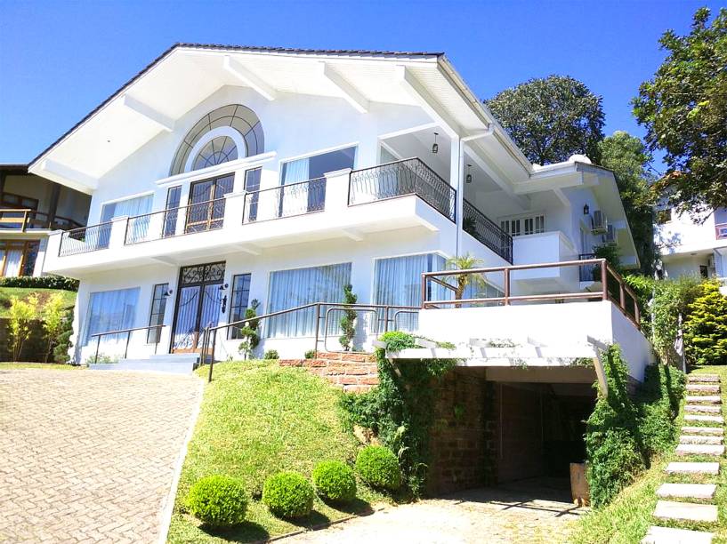 <strong><a href="https://viajeaqui.abril.com.br/cidades/br-rs-gramado" rel="Gramado" target="_self">Gramado</a>, <a href="https://viajeaqui.abril.com.br/estados/br-rio-grande-do-sul" rel="Rio Grande do Sul" target="_self">Rio Grande do Sul</a></strong> Uma das verdadeiras campeãs do inverno brasileiro, Gramado reúne atrações perfeitas para casais, que procuram a cidade até mesmo para passar a lua de mel. A mansão moderna e confortável é perfeita para cerimônias familiares, com piscina térmica e vista para o vale. <strong><a href="https://www.aluguetemporada.com.br/imovel/p3939454?uni_id=4322118" rel="Alugue aqui" target="_blank">Alugue aqui</a></strong> <em><a href="https://www.booking.com/city/br/gramado-br.pt-br.html?aid=332455&label=viagemabril-lugares-incr%C3%ADveis-para-casar" rel="Veja preços de hotéis em Gramado no Booking.com" target="_blank">Veja preços de hotéis em Gramado no Booking.com</a></em> <strong><a href="https://viajeaqui.abril.com.br/cidades/br-rs-gramado" rel="Gramado" target="_self">Gramado</a>, <a href="https://viajeaqui.abril.com.br/estados/br-rio-grande-do-sul" rel="Rio Grande do Sul" target="_self">Rio Grande do Sul</a></strong> Uma das verdadeiras campeãs do inverno brasileiro, Gramado reúne atrações perfeitas para casais, que procuram a cidade até mesmo para passar a lua de mel. A mansão moderna e confortável é perfeita para cerimônias familiares, com piscina térmica e vista para o vale. <strong><a href="https://www.aluguetemporada.com.br/imovel/p3939454?uni_id=4322118" rel="Alugue aqui" target="_blank">Alugue aqui</a></strong> <em><a href="https://www.booking.com/city/br/gramado-br.pt-br.html?aid=332455&label=viagemabril-lugares-incr%C3%ADveis-para-casar" rel="Veja preços de hotéis em Gramado no Booking.com" target="_blank">Veja preços de hotéis em Gramado no Booking.com</a></em>