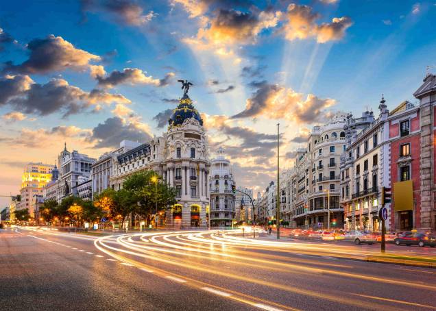 <strong>Gran Via, <a href="https://viajeaqui.abril.com.br/cidades/espanha-madri" rel="Madri" target="_blank">Madri</a></strong> Esta <em>calle</em> é conhecida por sua forte vida cultural no centro velho da cidade, com vários cinemas, hotéis, restaurantes e, principalmente, teatros dedicados a musicais. Todo esse estilo rendeu à rua o apelido de <a href="https://viajeaqui.abril.com.br/estabelecimentos/estados-unidos-nova-york-atracao-broadway" rel="Broadway" target="_blank">Broadway</a> espanhola e a reputação de ser uma rua que nunca dorme <strong>Gran Via, <a href="https://viajeaqui.abril.com.br/cidades/espanha-madri" rel="Madri" target="_blank">Madri</a></strong> Esta <em>calle</em> é conhecida por sua forte vida cultural no centro velho da cidade, com vários cinemas, hotéis, restaurantes e, principalmente, teatros dedicados a musicais. Todo esse estilo rendeu à rua o apelido de <a href="https://viajeaqui.abril.com.br/estabelecimentos/estados-unidos-nova-york-atracao-broadway" rel="Broadway" target="_blank">Broadway</a> espanhola e a reputação de ser uma rua que nunca dorme