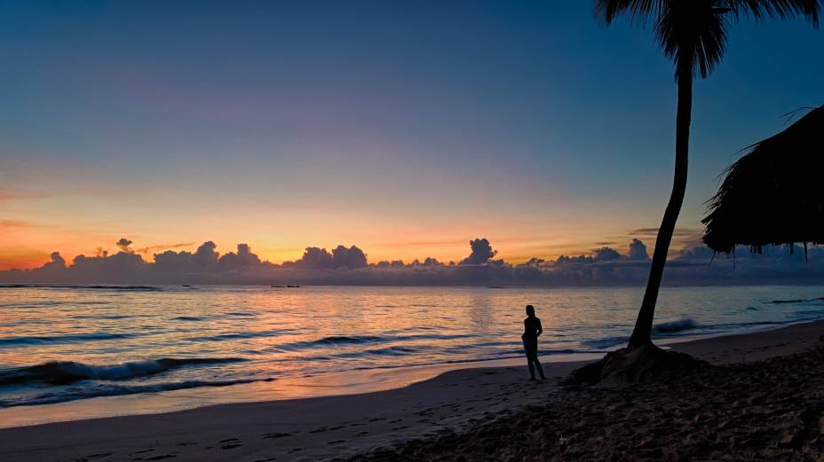 <strong> PARA FAMÍLIAS </strong> Indicado para famílias, o confortável <a href="https://www.bahia-principe.com/pt/hoteis/punta-cana/resort-bavaro/" target="_blank" rel="noopener">Grand Bahia Principe Bavaro</a> (foto), cativa os pequenos com recreação, espetáculos e parque aquático exclusivos para eles.