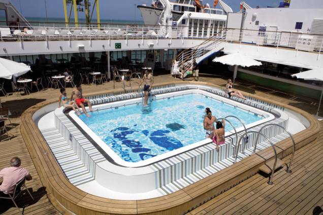 Piscina é a área mais frequentada do navio Piscina é a área mais frequentada do navio