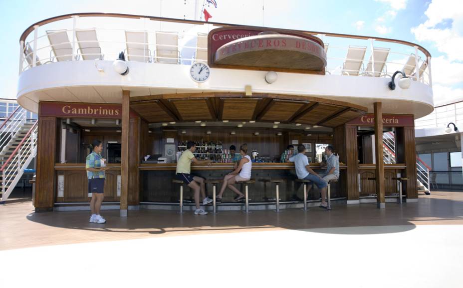 Bar serve quem está na piscina do navio Bar serve quem está na piscina do navio