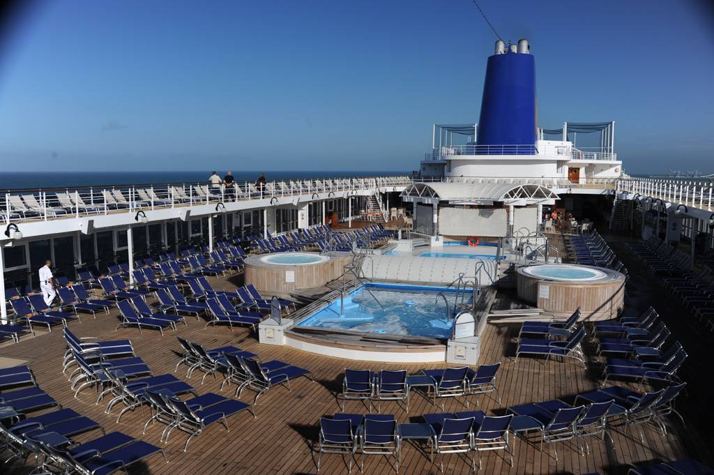 Ao redor da piscina, bom espa&ccedil;o para tomar sol