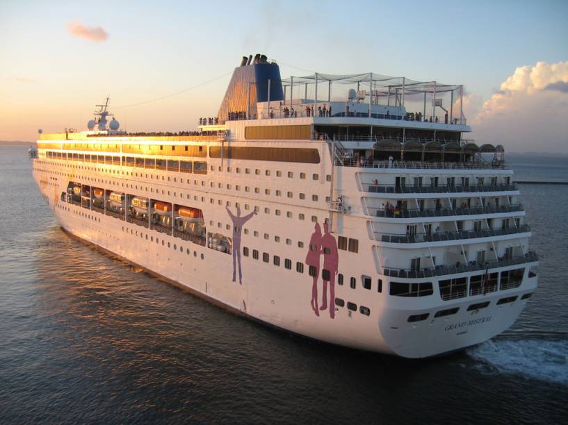 Com 48.200 toneladas, o Grand Mistral tem capacidade para 1.700 hóspedes Com 48.200 toneladas, o Grand Mistral tem capacidade para 1.700 hóspedes