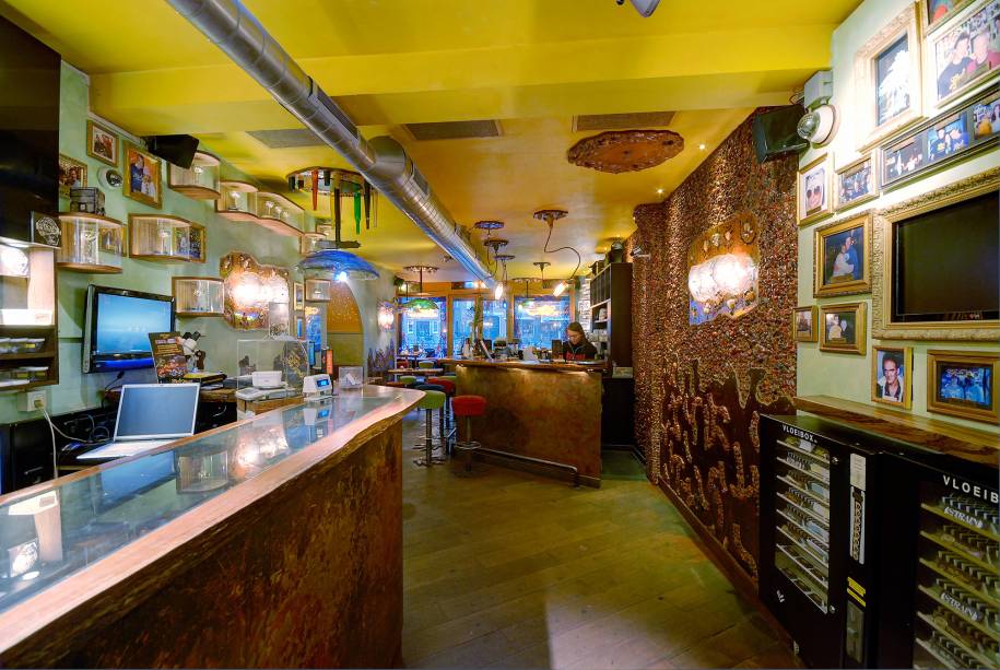 <a href="https://www.greenhouse.org" rel="Greenhouse" target="_blank"><strong>Greenhouse</strong></a> <em>(Centrum Oudezijds Voorburgwal, 191)</em>A fama do lugar muito se dá pelas paredes cobertas com fotos de famosos que já passaram por lá e provaram a erva da casa, que já ganhou prêmios pela sua qualidade. O ambiente é escuro e acolhedor, e o cardápio agrada pela variedade de drinks <a href="https://www.greenhouse.org" rel="Greenhouse" target="_blank"><strong>Greenhouse</strong></a> <em>(Centrum Oudezijds Voorburgwal, 191)</em>A fama do lugar muito se dá pelas paredes cobertas com fotos de famosos que já passaram por lá e provaram a erva da casa, que já ganhou prêmios pela sua qualidade. O ambiente é escuro e acolhedor, e o cardápio agrada pela variedade de drinks