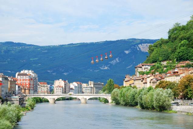 Grenoble é uma das cidades-base para explorar as montanhas nevadas dos <a href="https://viajeaqui.abril.com.br/cidades/franca-alpes-franceses" rel="Alpes Franceses" target="_blank">Alpes Franceses</a>. Na foto, teleféricos chamados de Les Bulles levam os visitantes para o topo da montanha La Bastille, que tem um forte do século 18 Grenoble é uma das cidades-base para explorar as montanhas nevadas dos <a href="https://viajeaqui.abril.com.br/cidades/franca-alpes-franceses" rel="Alpes Franceses" target="_blank">Alpes Franceses</a>. Na foto, teleféricos chamados de Les Bulles levam os visitantes para o topo da montanha La Bastille, que tem um forte do século 18