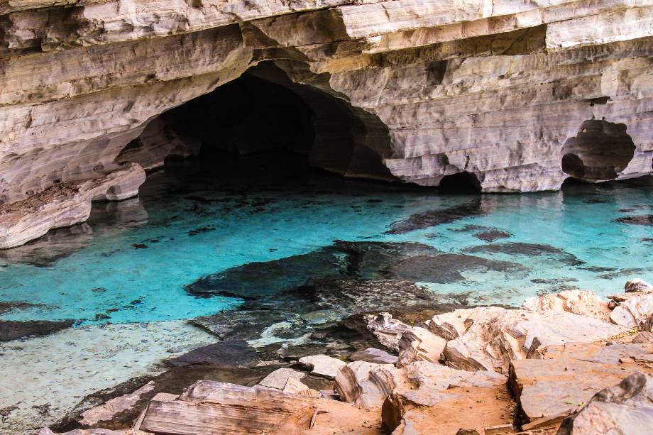 <strong>4. Gruta da Pratinha (Lençóis)</strong> Entra-se na gruta caminhando por uma pequena trilha ou de tirolesa, que termina no rio de água azul clara que brota de dentro da Pratinha. Com auxílio de snorkel, é possível ver peixes e formações rochosas curiosas no túnel inundado.<a href="https://www.booking.com/searchresults.pt-br.html?aid=332455&lang=pt-br&sid=eedbe6de09e709d664615ac6f1b39a5d&sb=1&src=searchresults&src_elem=sb&error_url=https%3A%2F%2Fwww.booking.com%2Fsearchresults.pt-br.html%3Faid%3D332455%3Bsid%3Deedbe6de09e709d664615ac6f1b39a5d%3Bclass_interval%3D1%3Bdest_id%3D258312%3Bdest_type%3Dlandmark%3Bdtdisc%3D0%3Bfrom_sf%3D1%3Bgroup_adults%3D2%3Bgroup_children%3D0%3Binac%3D0%3Bindex_postcard%3D0%3Blabel_click%3Dundef%3Bmap%3D1%3Bno_rooms%3D1%3Boffset%3D0%3Bpostcard%3D0%3Braw_dest_type%3Dlandmark%3Broom1%3DA%252CA%3Bsb_price_type%3Dtotal%3Bsearch_selected%3D1%3Bsrc%3Dindex%3Bsrc_elem%3Dsb%3Bss%3DMorro%2520do%2520Pai%2520In%25C3%25A1cio%252C%2520%25E2%2580%258BLen%25C3%25A7%25C3%25B3is%252C%2520%25E2%2580%258BBahia%252C%2520%25E2%2580%258BBrasil%3Bss_all%3D0%3Bss_raw%3DMorro%2520do%2520Pai%2520In%25C3%25A1cio%3Bssb%3Dempty%3Bsshis%3D0%26%3B&ss=Len%C3%A7%C3%B3is%2C+%E2%80%8BBahia%2C+%E2%80%8BBrasil&ssne=Montanha+Pai+in%C3%A1cio&ssne_untouched=Montanha+Pai+in%C3%A1cio&checkin_monthday=&checkin_month=&checkin_year=&checkout_monthday=&checkout_month=&checkout_year=&no_rooms=1&group_adults=2&group_children=0&highlighted_hotels=&from_sf=1&ss_raw=Len%C3%A7%C3%B3is&ac_position=0&ac_langcode=xb&dest_id=-651759&dest_type=city&search_pageview_id=f9b98f58b0d50027&search_selected=true" target="_blank" rel="noopener"><em>Busque hospedagens em Lençóis </em></a>