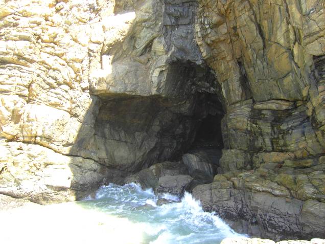 <strong><a href="https://viajeaqui.abril.com.br/estabelecimentos/br-pr-ilha-do-mel-atracao-gruta-das-encantadas" rel="Gruta das Encantadas" target="_self">Gruta das Encantadas</a>, <a href="https://viajeaqui.abril.com.br/cidades/br-pr-ilha-do-mel" rel="Ilha do Mel" target="_self">Ilha do Mel</a>, <a href="https://viajeaqui.abril.com.br/estados/br-parana" rel="Paraná" target="_self">Paraná</a></strong> A imagem formada pela fenda na costa rochosa é uma das mais emblemáticas da ilha. O acesso é feito a partir de uma trilha leve no trapiche, e conduz ao interior estreito e com piso de areia. O nome dado ao trecho é uma homenagem ao mito das sereias, que cantavam para fascinar os visitantes do local <em><a href="https://www.booking.com/city/br/prainha.pt-br.html?aid=332455&label=viagemabril-grutas-e-cavernas-pelo-brasil" rel="Veja preços de hotéis na Ilha do Mel no Booking.com" target="_blank">Veja preços de hotéis na Ilha do Mel no Booking.com</a></em> <strong><a href="https://viajeaqui.abril.com.br/estabelecimentos/br-pr-ilha-do-mel-atracao-gruta-das-encantadas" rel="Gruta das Encantadas" target="_self">Gruta das Encantadas</a>, <a href="https://viajeaqui.abril.com.br/cidades/br-pr-ilha-do-mel" rel="Ilha do Mel" target="_self">Ilha do Mel</a>, <a href="https://viajeaqui.abril.com.br/estados/br-parana" rel="Paraná" target="_self">Paraná</a></strong> A imagem formada pela fenda na costa rochosa é uma das mais emblemáticas da ilha. O acesso é feito a partir de uma trilha leve no trapiche, e conduz ao interior estreito e com piso de areia. O nome dado ao trecho é uma homenagem ao mito das sereias, que cantavam para fascinar os visitantes do local <em><a href="https://www.booking.com/city/br/prainha.pt-br.html?aid=332455&label=viagemabril-grutas-e-cavernas-pelo-brasil" rel="Veja preços de hotéis na Ilha do Mel no Booking.com" target="_blank">Veja preços de hotéis na Ilha do Mel no Booking.com</a></em>