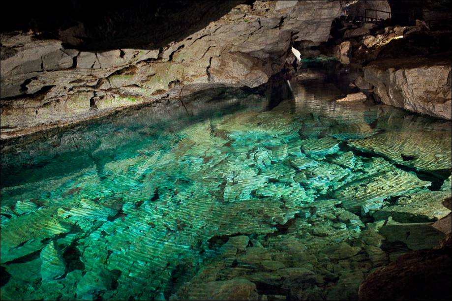 <strong>Caverna de Kungur, Krai de Perm</strong>        Essa caverna de gelo - que conta com mais de 48 grutas espalhadas por 5 quilômetros - parece um lugar encantado e é considerada uma das mais belas de todo o planeta. Isso porque o frio e a água que adentra o lugar fizeram com que verdadeiros corredores de gelo se formassem e que, no inverno, flocos de neve gigantes apareçam. Além disso, milhares de anos foram necessários para aperfeiçoar as grandes estalagmites de todos os tamanhos e formatos que são iluminadas com luzes coloridas para a visita dos turistas fique ainda mais emocionante!