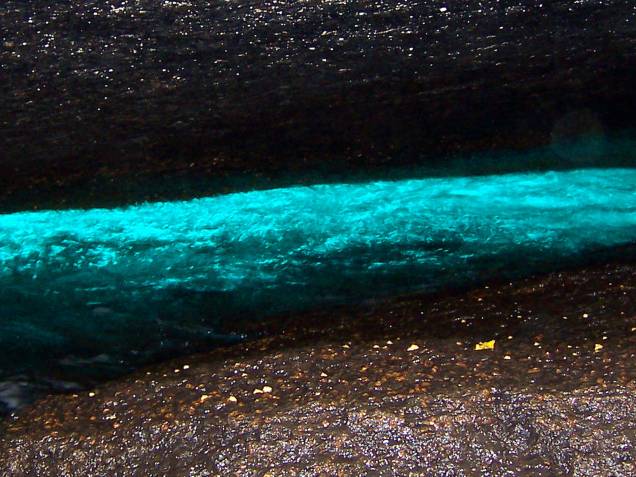 <strong>Gruta do Acaiá, <a href="https://viajeaqui.abril.com.br/cidades/br-rj-ilha-grande" rel="Ilha Grande" target="_self">Ilha Grande</a>, <a href="https://viajeaqui.abril.com.br/cidades/br-rj-angra-dos-reis" rel="Angra dos Reis" target="_self">Angra dos Reis</a>, <a href="https://viajeaqui.abril.com.br/estados/br-rio-de-janeiro" rel="Rio de Janeiro" target="_self">Rio de Janeiro</a></strong> Localizada em uma das mais belas e mais visitadas ilhas do continente, a gruta de 30 metros possui uma fenda que conduz a uma praia subterrânea de pedra, de águas de um azul impressionante graças à incidência solar <em><a href="https://www.booking.com/city/br/abraao.pt-br.html?aid=332455&label=viagemabril-grutas-e-cavernas-pelo-brasil" rel="Veja preços de hotéis em Ilha Grande no Booking.com" target="_blank">Veja preços de hotéis em Ilha Grande no Booking.com</a></em> <strong>Gruta do Acaiá, <a href="https://viajeaqui.abril.com.br/cidades/br-rj-ilha-grande" rel="Ilha Grande" target="_self">Ilha Grande</a>, <a href="https://viajeaqui.abril.com.br/cidades/br-rj-angra-dos-reis" rel="Angra dos Reis" target="_self">Angra dos Reis</a>, <a href="https://viajeaqui.abril.com.br/estados/br-rio-de-janeiro" rel="Rio de Janeiro" target="_self">Rio de Janeiro</a></strong> Localizada em uma das mais belas e mais visitadas ilhas do continente, a gruta de 30 metros possui uma fenda que conduz a uma praia subterrânea de pedra, de águas de um azul impressionante graças à incidência solar <em><a href="https://www.booking.com/city/br/abraao.pt-br.html?aid=332455&label=viagemabril-grutas-e-cavernas-pelo-brasil" rel="Veja preços de hotéis em Ilha Grande no Booking.com" target="_blank">Veja preços de hotéis em Ilha Grande no Booking.com</a></em>