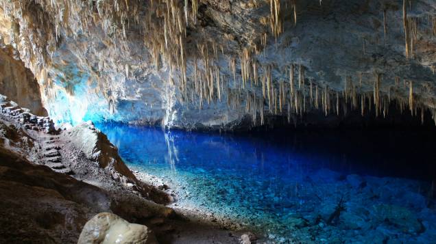 <strong><a href="https://viajeaqui.abril.com.br/estabelecimentos/br-ms-bonito-atracao-gruta-do-lago-azul" rel="Gruta do Lago Azul" target="_self">Gruta do Lago Azul</a>, <a href="https://viajeaqui.abril.com.br/cidades/br-ms-bonito" rel="Bonito" target="_self">Bonito</a>, <a href="https://viajeaqui.abril.com.br/estados/br-mato-grosso-do-sul" rel="Mato Grosso do Sul" target="_self">Mato Grosso do Sul</a></strong> O tom azul impressionante que dá nome ao seu lago, de águas cristalinas e profundidade desconhecida – o máximo que já chegaram em profundidade foi 87 metros –, é reflexo da incidência do sol. Dentro da gruta, há formações curiosas de estalactites e estalagmites e fósseis de animais da pré-história, como a preguiça gigante <em><a href="https://www.booking.com/city/br/bonito.pt-br.html?aid=332455&label=viagemabril-grutas-e-cavernas-pelo-brasil" rel="Veja preços de hotéis em Bonito no Booking.com" target="_blank">Veja preços de hotéis em Bonito no Booking.com</a></em> <strong><a href="https://viajeaqui.abril.com.br/estabelecimentos/br-ms-bonito-atracao-gruta-do-lago-azul" rel="Gruta do Lago Azul" target="_self">Gruta do Lago Azul</a>, <a href="https://viajeaqui.abril.com.br/cidades/br-ms-bonito" rel="Bonito" target="_self">Bonito</a>, <a href="https://viajeaqui.abril.com.br/estados/br-mato-grosso-do-sul" rel="Mato Grosso do Sul" target="_self">Mato Grosso do Sul</a></strong> O tom azul impressionante que dá nome ao seu lago, de águas cristalinas e profundidade desconhecida – o máximo que já chegaram em profundidade foi 87 metros –, é reflexo da incidência do sol. Dentro da gruta, há formações curiosas de estalactites e estalagmites e fósseis de animais da pré-história, como a preguiça gigante <em><a href="https://www.booking.com/city/br/bonito.pt-br.html?aid=332455&label=viagemabril-grutas-e-cavernas-pelo-brasil" rel="Veja preços de hotéis em Bonito no Booking.com" target="_blank">Veja preços de hotéis em Bonito no Booking.com</a></em>