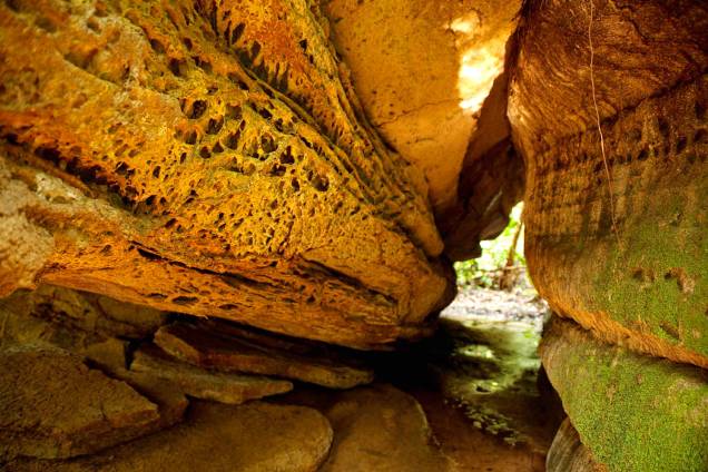 <strong><a href="https://viajeaqui.abril.com.br/estabelecimentos/br-am-novo-airao-atracao-airao-velho-e-grutas-do-madada" rel="Grutas do Madadá" target="_self">Grutas do Madadá</a>, <a href="https://viajeaqui.abril.com.br/cidades/br-am-novo-airao" rel="Novo Airão" target="_self">Novo Airão</a>, <a href="https://viajeaqui.abril.com.br/estados/br-amazonas" rel="Amazonas" target="_self">Amazonas</a></strong>Localizadas no caminho para Airão Velho, cujas ruínas impressionam o visitante, as grutas formam um cenário lindo e peculiar. Seu acesso é feito a partir de trilhas na mata, ideais para turistas apaixonados pela natureza amazonense<em><a href="https://www.booking.com/city/br/manaus.pt-br.html?aid=332455&label=viagemabril-grutas-e-cavernas-pelo-brasil" rel="Veja preços de hotéis próximos à Novo Airão no Booking.com" target="_blank">Veja preços de hotéis próximos à Novo Airão no Booking.com</a></em> <strong><a href="https://viajeaqui.abril.com.br/estabelecimentos/br-am-novo-airao-atracao-airao-velho-e-grutas-do-madada" rel="Grutas do Madadá" target="_self">Grutas do Madadá</a>, <a href="https://viajeaqui.abril.com.br/cidades/br-am-novo-airao" rel="Novo Airão" target="_self">Novo Airão</a>, <a href="https://viajeaqui.abril.com.br/estados/br-amazonas" rel="Amazonas" target="_self">Amazonas</a></strong>Localizadas no caminho para Airão Velho, cujas ruínas impressionam o visitante, as grutas formam um cenário lindo e peculiar. Seu acesso é feito a partir de trilhas na mata, ideais para turistas apaixonados pela natureza amazonense<em><a href="https://www.booking.com/city/br/manaus.pt-br.html?aid=332455&label=viagemabril-grutas-e-cavernas-pelo-brasil" rel="Veja preços de hotéis próximos à Novo Airão no Booking.com" target="_blank">Veja preços de hotéis próximos à Novo Airão no Booking.com</a></em>