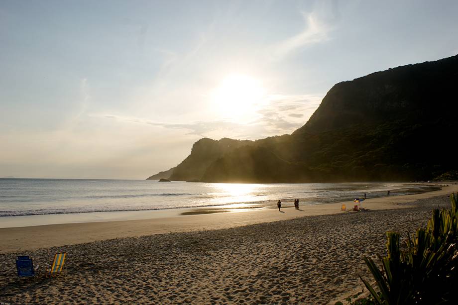 <strong>Guaecá </strong> De frente para o Canal de São Sebastião, é extensa e plana, boa para caminhadas. Tomada por casas, tem poucos bares e restaurantes. Uma trilha fácil, de 30 minutos, leva à Praia Brava de Guaecá, pequena e com mar mais agitado.