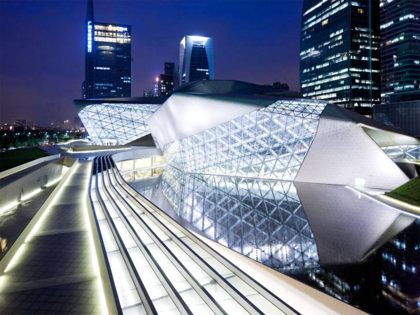 <strong><a href="https://www.gzdjy.org/" target="_blank" rel="noopener">Guangzhou Opera House</a>, Guangdong, <a href="https://viajeaqui.abril.com.br/paises/china" target="_blank" rel="noopener">China</a></strong> A atmosfera futurística que paira sobre essa construção só serve para valorizar ainda mais a sua beleza. Erguido em 2010 pela excelente arquiteta iraquiana Zaha Hadid, o edifício impressiona com seus detalhes incomuns, em formas geométricas. Ao lado de construções imponentes de <a href="https://viajeaqui.abril.com.br/cidades/china-xangai-shanghai" target="_blank" rel="noopener">Xangai</a> e <a href="https://viajeaqui.abril.com.br/cidades/china-pequim-beijing" target="_blank" rel="noopener">Pequim</a>, a casa está entre os maiores e mais importantes teatros do país, recebendo óperas marcantes como as de Puccini