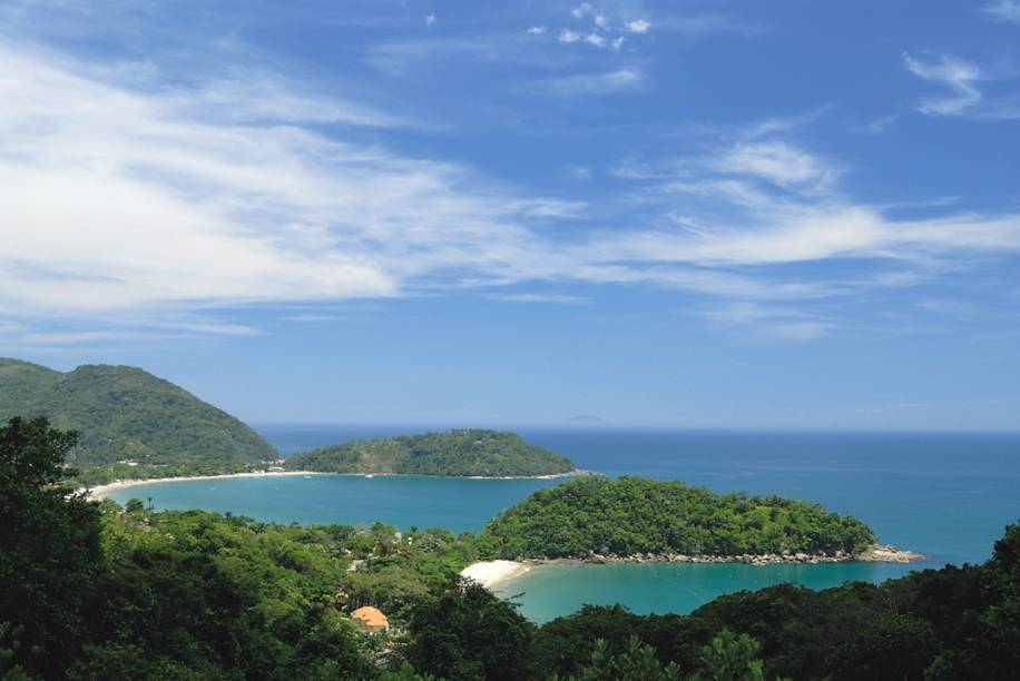 <strong>11. BR-101, Rio-Santos </strong>Muito mais que ligar um ponto ao outro, a Rio-Santos é como um colar, repleto de pequenas joias a tentar o incauto motorista. Paraty, Angra dos Reis, São Sebastião, Ilhabela: 500 quilômetros de belezas entre a Serra do Mar e o mar cor de esmeralda. <a href="https://viajeaqui.abril.com.br/materias/roteiro-rodoviario-rio-santos" target="_blank" rel="noopener">Veja um roteiro de carro pela rodovia Rio-Santos</a> <strong>11. BR-101, Rio-Santos </strong>Muito mais que ligar um ponto ao outro, a Rio-Santos é como um colar, repleto de pequenas joias a tentar o incauto motorista. Paraty, Angra dos Reis, São Sebastião, Ilhabela: 500 quilômetros de belezas entre a Serra do Mar e o mar cor de esmeralda. <a href="https://viajeaqui.abril.com.br/materias/roteiro-rodoviario-rio-santos" target="_blank" rel="noopener">Veja um roteiro de carro pela rodovia Rio-Santos</a>