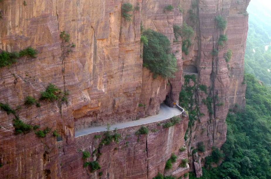 A China &eacute; pr&oacute;diga em estradas malucas, complicadas, perigosas. Mas o t&uacute;nel Guoliang &ndash; mil desculpas pelo trocadilho horroroso &ndash; vai longe demais. &Eacute; um caminho de meter medo, bem no alto de um penhasco de 120 metros de altura, e precariamente aberto pelos isolados moradores de um vilarejo das montanhas Taihang. O piso e as paredes s&atilde;o escorregadios em uma passagem com apenas 4 metros de largura, uma m&atilde;o dupla por onde os carros passam buzinando. Mas a paisagem do entorno &eacute; linda. Tem cachoeiras, cordilheiras, piscinas naturais. Para quem se mete nas curvinhas assassinas, melhor nem olhar.