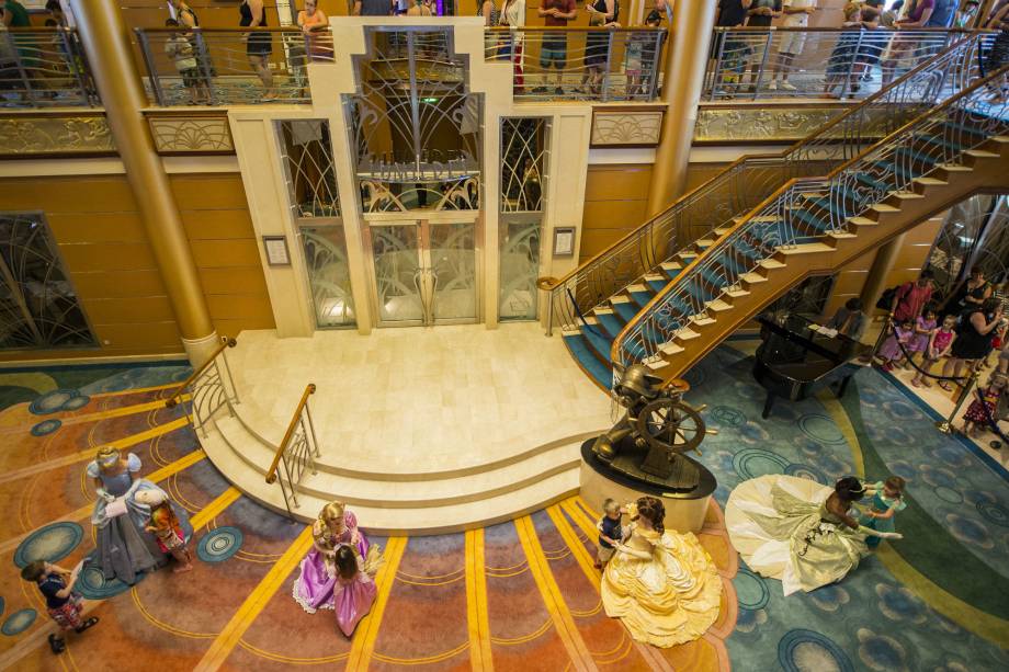 Hall do Disney Magic, com algumas das princesas protagonistas das animações da Disney