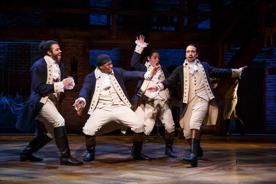 <strong>7.&nbsp;<a href="https://www.hamiltonbroadway.com/" rel="Hamilton" target="_blank">Hamilton</a></strong>A n&atilde;o ser que voc&ecirc; seja um profundo conhecedor da hist&oacute;ria dos Estados Unidos ou um grande f&atilde; de hip hop, passe bem longe. Verdade seja dita: incorporar o estilo musical americano t&atilde;o popular a um g&ecirc;nero teatral cl&aacute;ssico &eacute; interessante, a princ&iacute;pio, mas, na pr&aacute;tica, torna dif&iacute;cil a compreens&atilde;o da narrativa. Muitos dizem que essa obra vai revolucionar a Broadway e j&aacute; foi vista por todas as celebridades e formadores de opini&atilde;o americanos (o presidente Obama foi duas vezes). Na minha opini&atilde;o, &eacute; mais uma onda passageira. Se, ainda assim, voc&ecirc; quiser conferir, os ingressos s&atilde;o bem dif&iacute;ceis de conseguir. S&oacute; planejando com bastante anteced&ecirc;ncia.&nbsp;