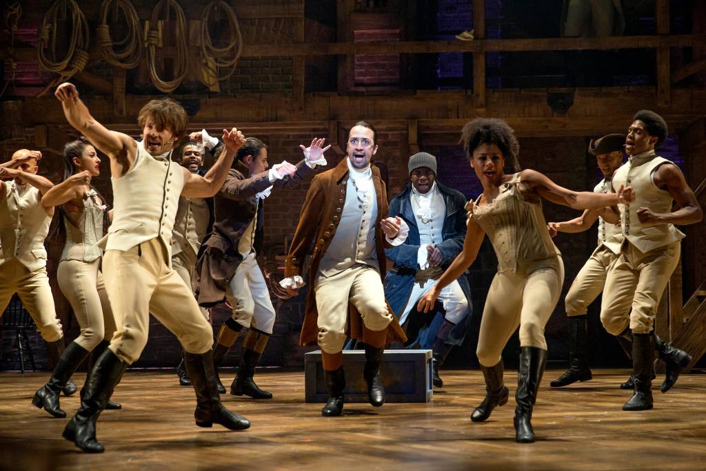 <strong>7.&nbsp;<a href="https://www.hamiltonbroadway.com/" rel="Hamilton" target="_blank">Hamilton</a></strong><strong>Preste aten&ccedil;&atilde;o:</strong> na performance sensacional do ator Jonathan Groff como o rei George III.