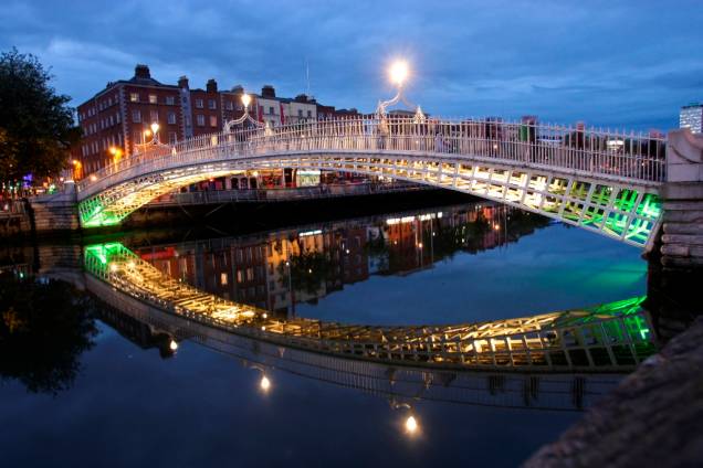 Em substituição às barcaças que faziam a travessia do Rio Liffey foi construída uma ponte e, para cruzá-la, cobrava-se uma moeda de meio penny ou half penny. O nome pegou e foi até rebatizado quando o pedágio aumentou para 1½ penny. Tornou-se, então, a Penny HaPenny Bridge Em substituição às barcaças que faziam a travessia do Rio Liffey foi construída uma ponte e, para cruzá-la, cobrava-se uma moeda de meio penny ou half penny. O nome pegou e foi até rebatizado quando o pedágio aumentou para 1½ penny. Tornou-se, então, a Penny HaPenny Bridge