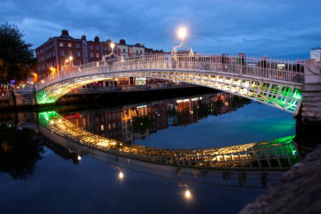 Para substituir a travessia de barcos do rio Liffey, em <a href="https://viajeaqui.abril.com.br/cidades/irlanda-dublin" rel="Dublin">Dublin</a>, foi construída uma ponte e, para cruzá-la, cobrava-se meio penny ou half penny. O nome pegou e a ponte foi rebatizada quando o pedágio aumentou para 1½ penny. Tornou a Penny HaPenny Bridge<strong>+ <a href="https://viajeaqui.abril.com.br/materias/8-experiencias-irlandesas-dublin" rel="8 experiências irlandesas em Dublin" target="_blank">8 experiências irlandesas em Dublin</a></strong>