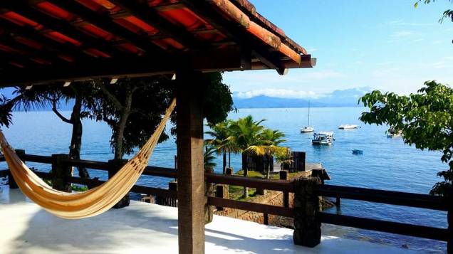 <strong><a href="https://www.facebook.com/happyhammockparaty" rel="Happy Hammock Eco" target="_blank">Happy Hammock Eco</a>, em <a href="https://viajeaqui.abril.com.br/cidades/br-rj-paraty" rel="Paraty" target="_blank">Paraty</a> (<a href="https://viajeaqui.abril.com.br/estados/br-rio-de-janeiro" rel="RJ" target="_blank">RJ</a>)</strong> Se localizar a apenas oito quilômetros do centinho histórico de Paraty é somente uma das vantagens deste hostel. Ele também proporciona terraço com vista para o mar, churrasqueira e acesso privado à praia - só pode ser acessado de barco. Bem pertinho, do lado de fora, também é possível mergulhar com snorkel e fazer trilhas <a href="https://www.booking.com/hotel/br/happy-hammock-eco-guesthouse.pt-br.html?aid=332455&label=viagemabril-hostelsdescolados" rel="BOOKING.COM: veja os preços e faça sua reserva no Happy Hammock Eco" target="_blank">BOOKING.COM: veja os preços e faça sua reserva no Happy Hammock Eco</a> <strong><a href="https://www.facebook.com/happyhammockparaty" rel="Happy Hammock Eco" target="_blank">Happy Hammock Eco</a>, em <a href="https://viajeaqui.abril.com.br/cidades/br-rj-paraty" rel="Paraty" target="_blank">Paraty</a> (<a href="https://viajeaqui.abril.com.br/estados/br-rio-de-janeiro" rel="RJ" target="_blank">RJ</a>)</strong> Se localizar a apenas oito quilômetros do centinho histórico de Paraty é somente uma das vantagens deste hostel. Ele também proporciona terraço com vista para o mar, churrasqueira e acesso privado à praia - só pode ser acessado de barco. Bem pertinho, do lado de fora, também é possível mergulhar com snorkel e fazer trilhas <a href="https://www.booking.com/hotel/br/happy-hammock-eco-guesthouse.pt-br.html?aid=332455&label=viagemabril-hostelsdescolados" rel="BOOKING.COM: veja os preços e faça sua reserva no Happy Hammock Eco" target="_blank">BOOKING.COM: veja os preços e faça sua reserva no Happy Hammock Eco</a>