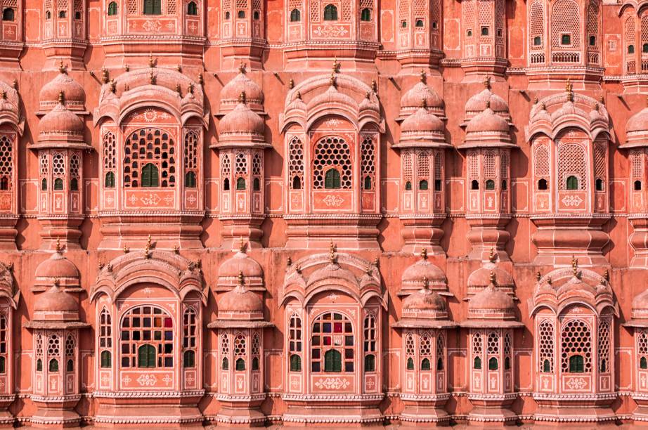 <strong><a href="https://viajeaqui.abril.com.br/estabelecimentos/india-jaipur-atracao-hawa-mahal" rel="Hawa Mahal" target="_blank">Hawa Mahal</a>, o Palácio dos Ventos, <a href="https://viajeaqui.abril.com.br/cidades/india-jaipur" rel="Jaipur" target="_blank">Jaipur</a>, <a href="https://viajeaqui.abril.com.br/paises/india" rel="Índia" target="_blank">Índia</a></strong> Como um véu de arenito, suas janelas foram especialmente feitas para que as mulheres da corte do marajá Sawai Pratap Singh pudessem ver as ruas sem serem vistas <strong><a href="https://viajeaqui.abril.com.br/estabelecimentos/india-jaipur-atracao-hawa-mahal" rel="Hawa Mahal" target="_blank">Hawa Mahal</a>, o Palácio dos Ventos, <a href="https://viajeaqui.abril.com.br/cidades/india-jaipur" rel="Jaipur" target="_blank">Jaipur</a>, <a href="https://viajeaqui.abril.com.br/paises/india" rel="Índia" target="_blank">Índia</a></strong> Como um véu de arenito, suas janelas foram especialmente feitas para que as mulheres da corte do marajá Sawai Pratap Singh pudessem ver as ruas sem serem vistas
