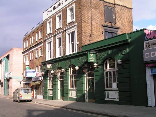 Mais ao norte está Camden Town, bairro que ganhou ainda mais notoriedade após a morte de Amy Winehouse, que morava ali e havia se apresentado em diversos pubs da região, como o <strong>The Hawley Arms </strong><em>(2 Castlehaven Road, <a href="https://thehawleyarms.co.uk" rel="thehawleyarms.co.uk" target="_blank">thehawleyarms.co.uk</a>)</em>. Fundamental conferir a aura fashion-bicho-grilo-rock’n’roll nos mercados de <strong>Camden Lock </strong><em>(<a href="https://camdenlock.net" rel="camdenlock.net" target="_blank">camdenlock.net</a>) </em>e Stables Market, contíguos e localizados na Chalk Farm Road. Mais ao norte está Camden Town, bairro que ganhou ainda mais notoriedade após a morte de Amy Winehouse, que morava ali e havia se apresentado em diversos pubs da região, como o <strong>The Hawley Arms </strong><em>(2 Castlehaven Road, <a href="https://thehawleyarms.co.uk" rel="thehawleyarms.co.uk" target="_blank">thehawleyarms.co.uk</a>)</em>. Fundamental conferir a aura fashion-bicho-grilo-rock’n’roll nos mercados de <strong>Camden Lock </strong><em>(<a href="https://camdenlock.net" rel="camdenlock.net" target="_blank">camdenlock.net</a>) </em>e Stables Market, contíguos e localizados na Chalk Farm Road.